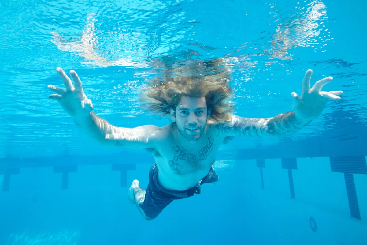 Малыш с обложки альбома Nevermind вырос, обвинил Nirvana в педофилии и потребовал денег Малыш с обложки альбома Nevermind вырос, обвинил Nirvana в педофилии и потребовал денег