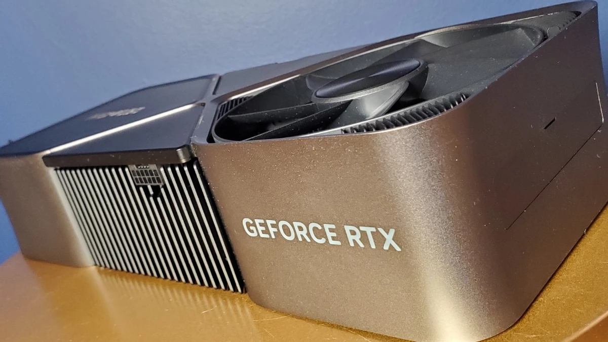 Фото огромного процессора и видеопамяти RTX 5090 на серьезной плате Фото огромного процессора и видеопамяти RTX 5090 на серьезной плате