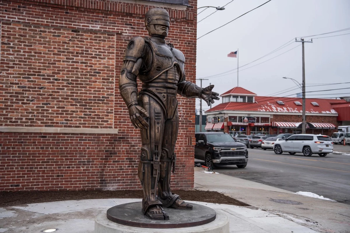 В Детройте установили бронзовую статую Робокопа В Детройте установили бронзовую статую Робокопа
