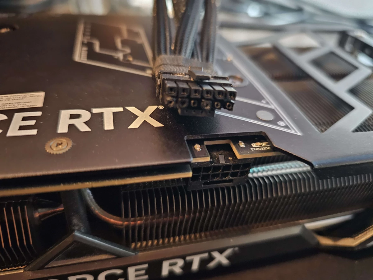 Коннектор питания на NVIDIA RTX 4090 оплавился спустя год использования Коннектор питания на NVIDIA RTX 4090 оплавился спустя год использования