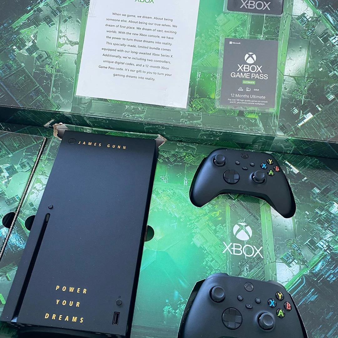 Microsoft подарила скучающему в карантине Джеймсу Ганну именную Xbox Series X Microsoft подарила скучающему в карантине Джеймсу Ганну именную Xbox Series X