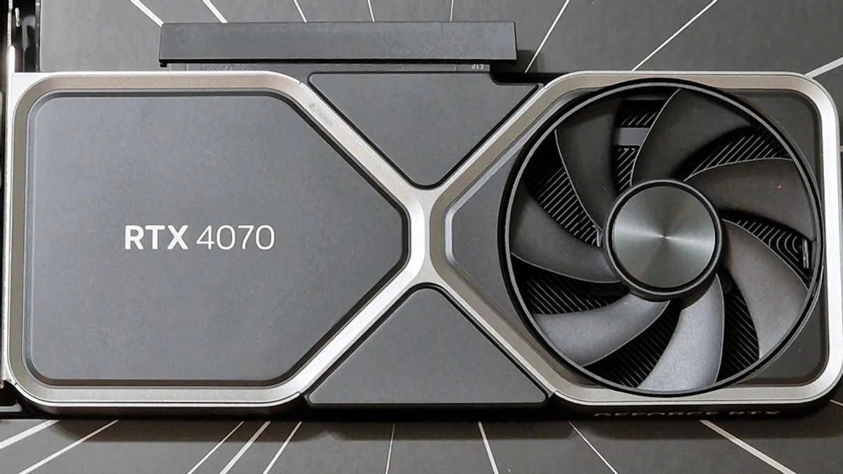 Видеокарта NVIDIA RTX 4070 FE на первых фото Видеокарта NVIDIA RTX 4070 FE на первых фото