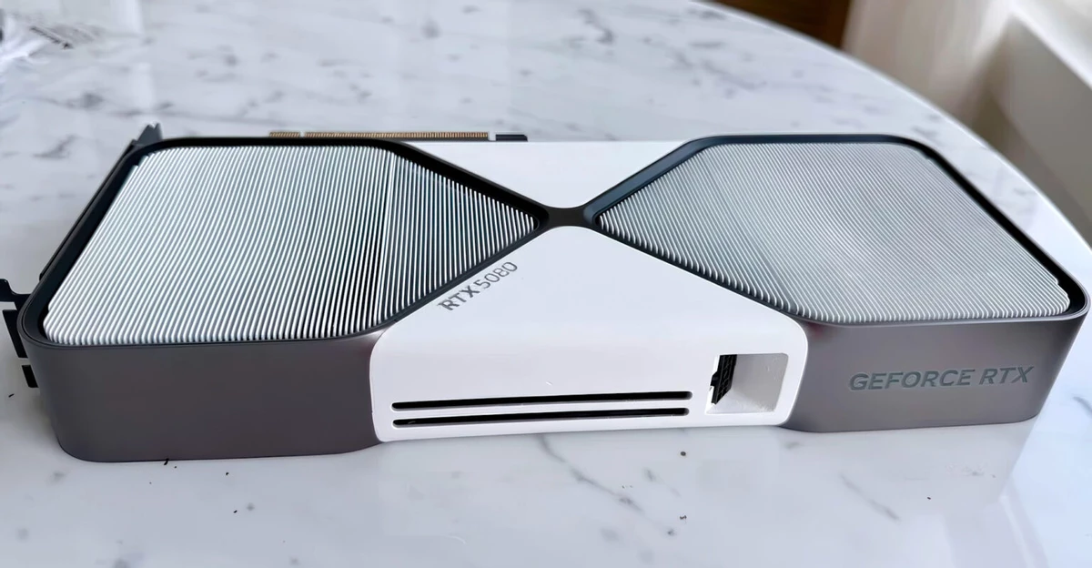 Энтузиаст перекрасил NVIDIA RTX 5080 Founders Edition в белый, вызвав восхищение в сети Энтузиаст перекрасил NVIDIA RTX 5080 Founders Edition в белый, вызвав восхищение в сети