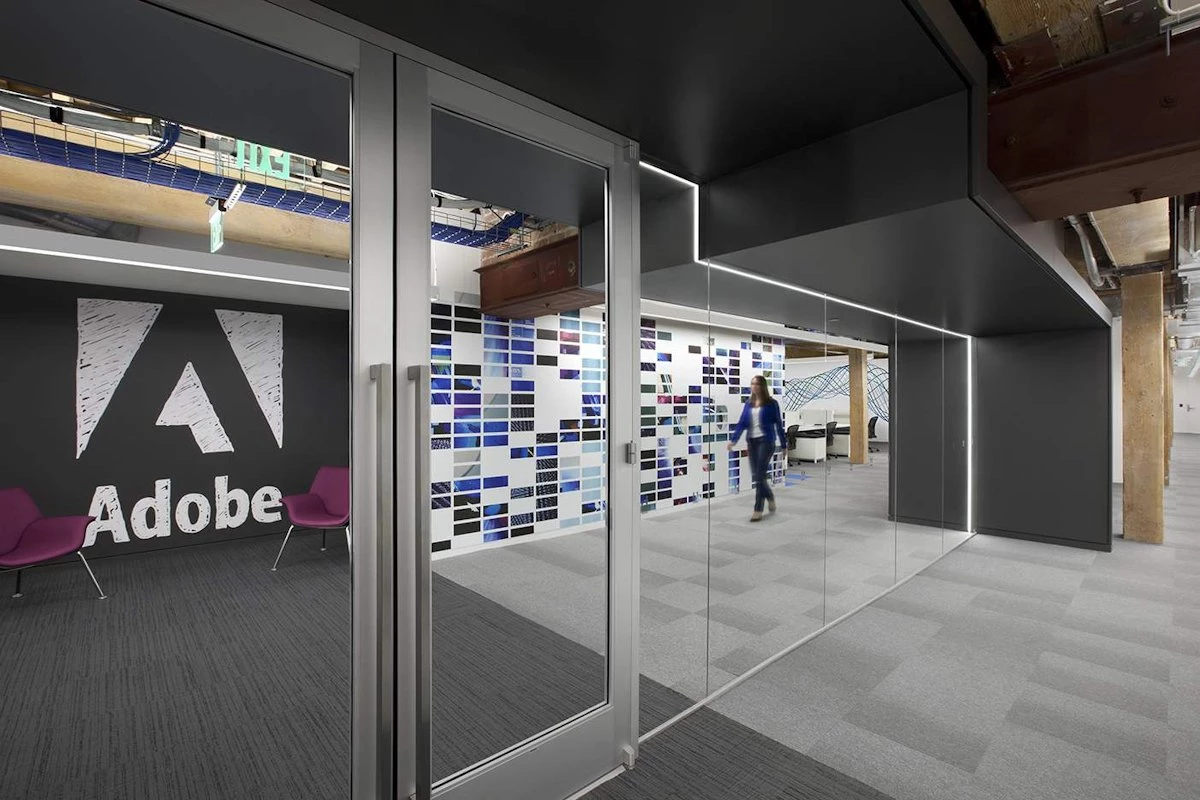 Adobe успокоила возмущенных клиентов: никто не станет обучать ИИ их работами Adobe успокоила возмущенных клиентов: никто не станет обучать ИИ их работами