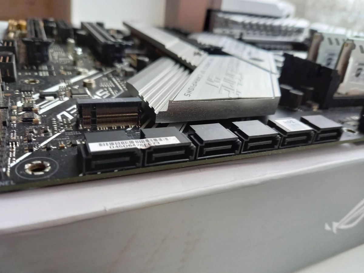 Обзор ASUS ROG Strix Z490-A Gaming - белая, мощная, среднебюджетная