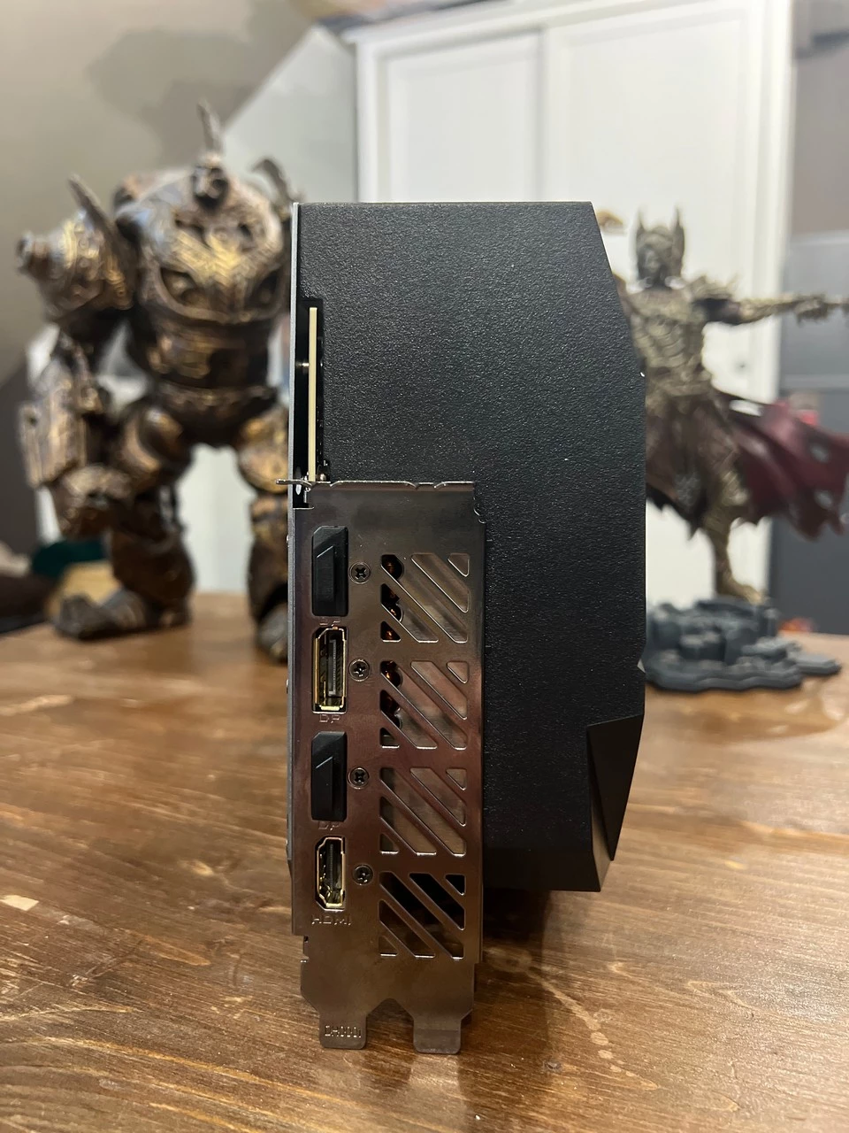 Обзор видеокарты AORUS GeForce RTX™ 4080 16GB MASTER Обзор видеокарты AORUS GeForce RTX™ 4080 16GB MASTER