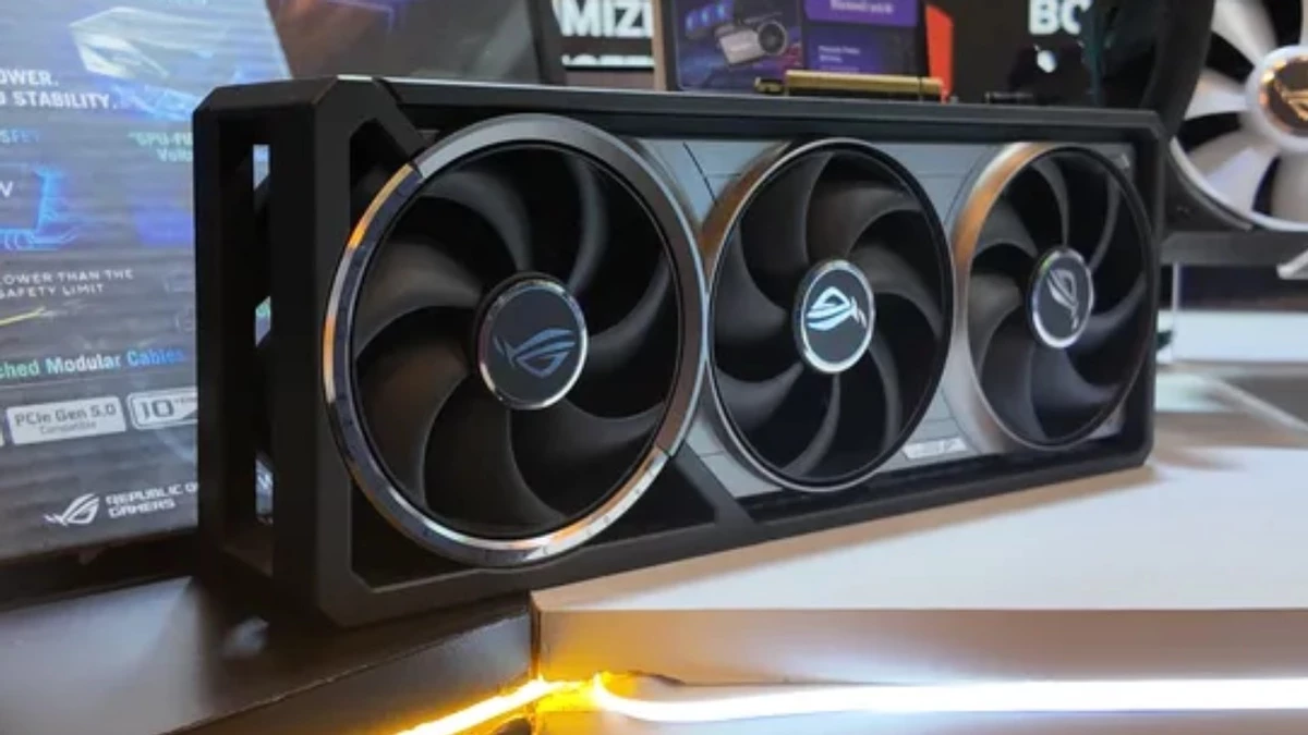ASUS ROG Astral RTX 5090 очень красива и огромна, а RTX 5090 FE наоборот очень мала ASUS ROG Astral RTX 5090 очень красива и огромна, а RTX 5090 FE наоборот очень мала