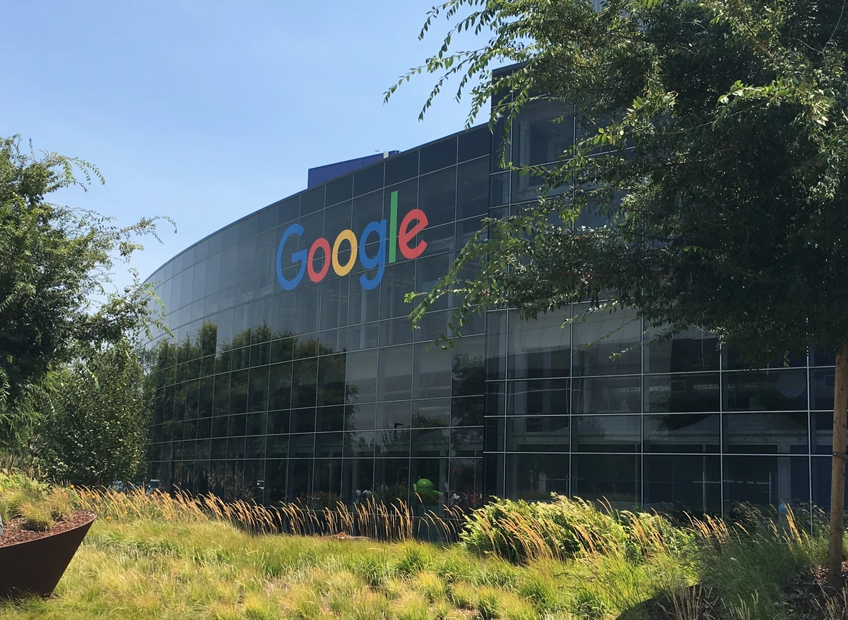 Google теперь в роли отстающего в гонке прогресса — руководители паникуют из-за срывающихся контрактов Google теперь в роли отстающего в гонке прогресса — руководители паникуют из-за срывающихся контрактов