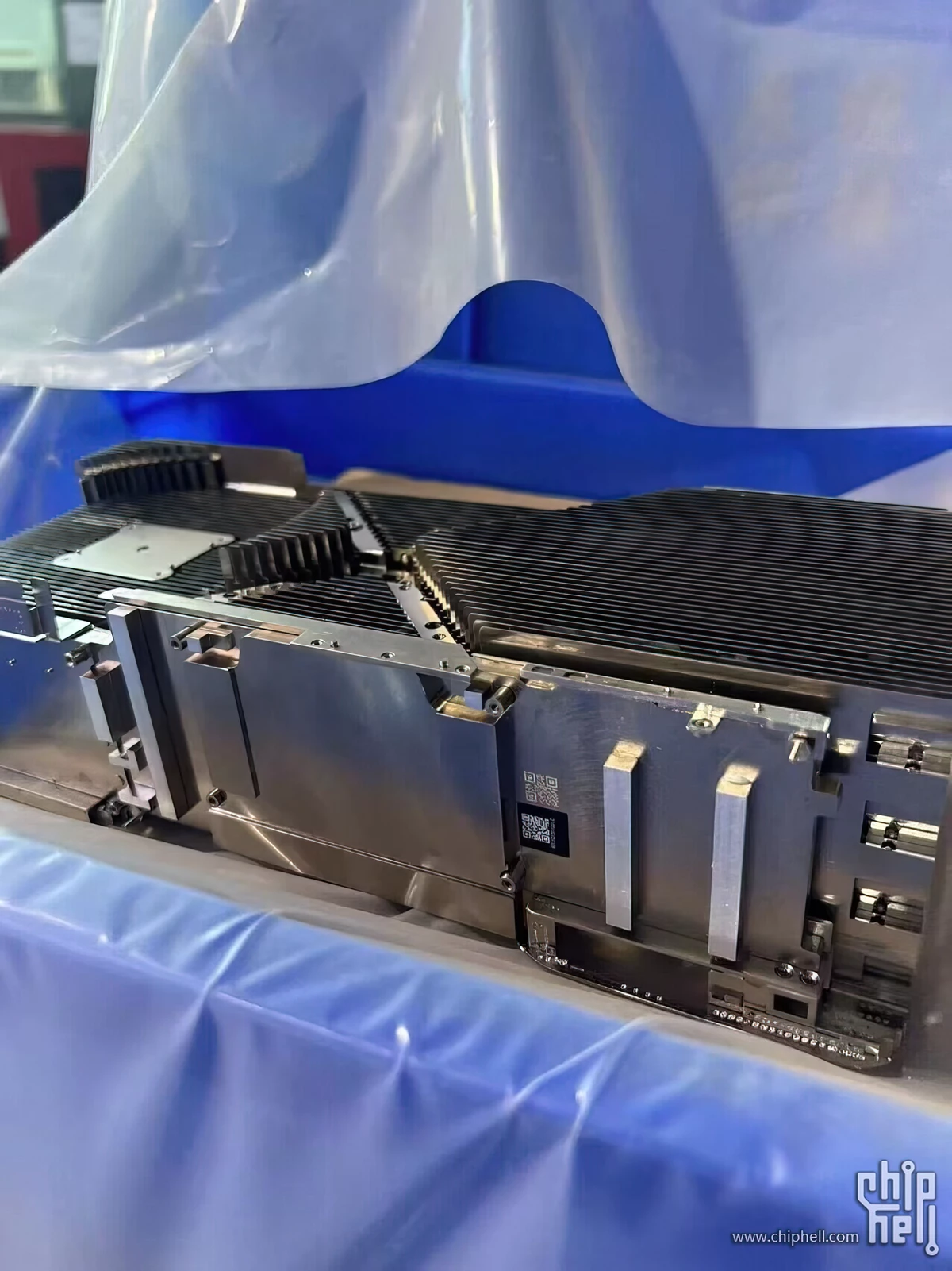 Гигантская RTX 4090 Ti на фото Гигантская RTX 4090 Ti на фото