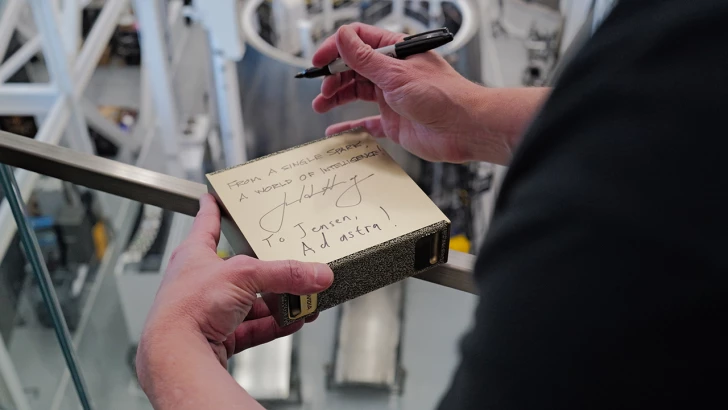 Дженсен Хуанг стал курьером Илона Маска. Глава NVIDIA лично доставил DGX Spark миллиардеру Дженсен Хуанг стал курьером Илона Маска. Глава NVIDIA лично доставил DGX Spark миллиардеру