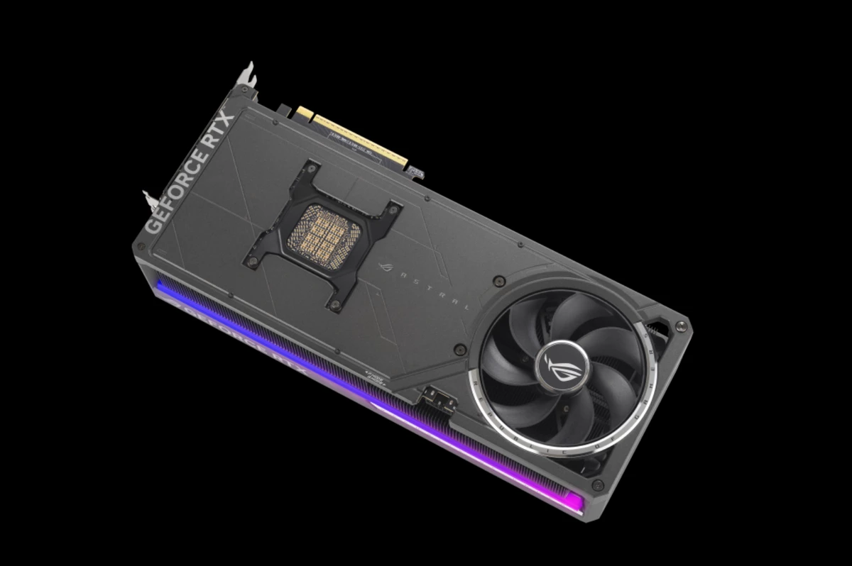 ASUS ROG Astral RTX 5090 очень красива и огромна, а RTX 5090 FE наоборот очень мала ASUS ROG Astral RTX 5090 очень красива и огромна, а RTX 5090 FE наоборот очень мала