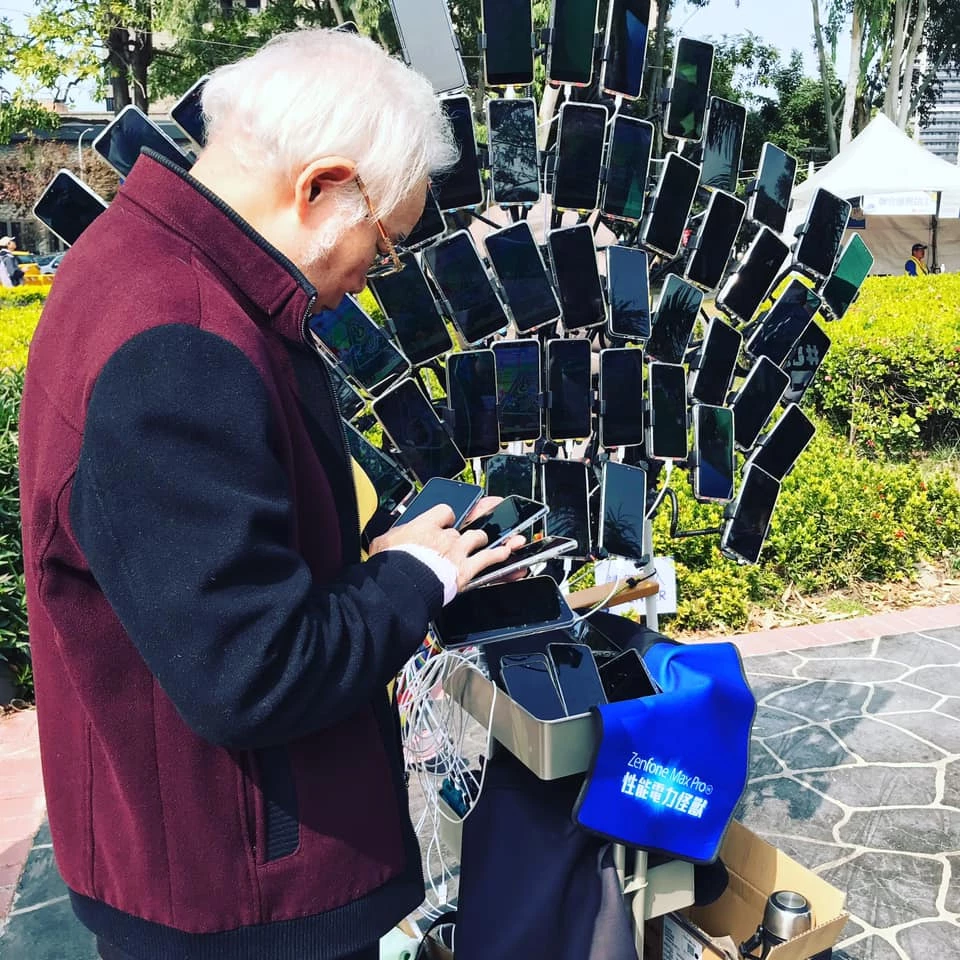 Когда 45 смартфонов мало: 71-летний тайванец теперь играет в Pokemon GO с 67 устройств Когда 45 смартфонов мало: 71-летний тайванец теперь играет в Pokemon GO с 67 устройств