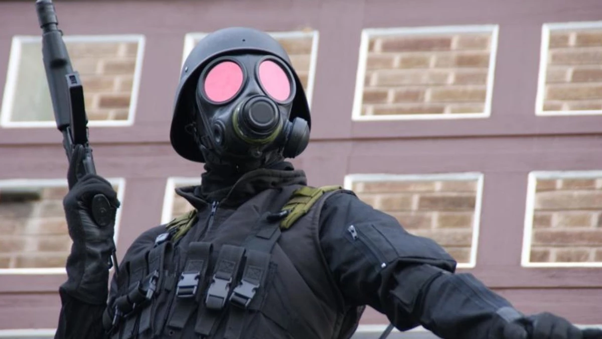 Опасный косплей! Подросток в костюме из Resident Evil был задержан британской полицией Опасный косплей! Подросток в костюме из Resident Evil был задержан британской полицией