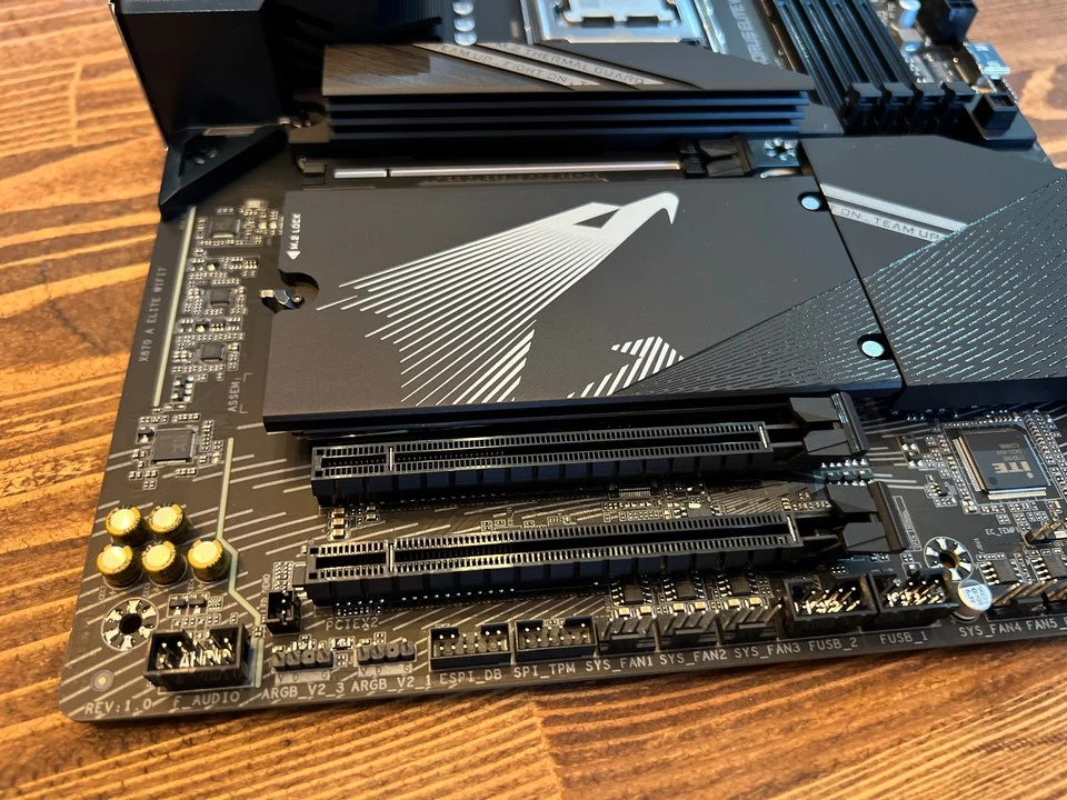 Обзор материнской платы AORUS X870 ELITE WIFI7 Обзор материнской платы AORUS X870 ELITE WIFI7