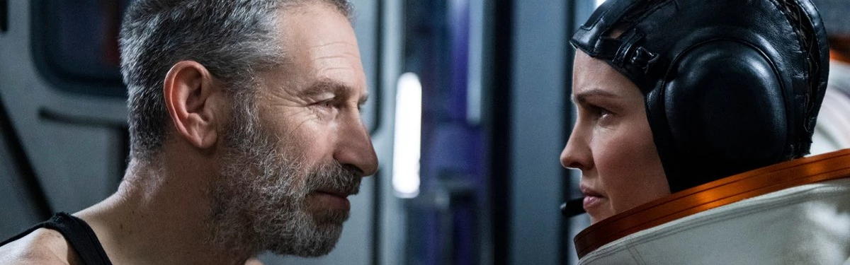 Полет к Марсу с Мишей Поповым в дебютном трейлере сериала «Вдали» с Хиллари Суэнк Полет к Марсу с Мишей Поповым в дебютном трейлере сериала «Вдали» с Хиллари Суэнк