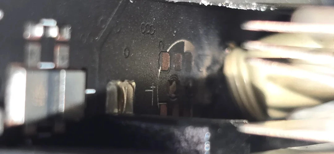 Эта RTX 5090 немного взорвалась, но разъем питания тут не виноват Эта RTX 5090 немного взорвалась, но разъем питания тут не виноват