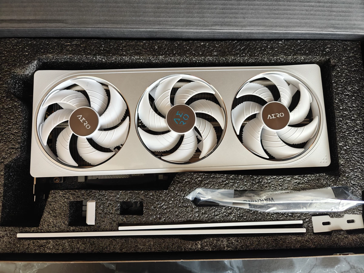 Обзор видеокарты Gigabyte GeForce RTX 5070 Aero OC: стиль и производительность