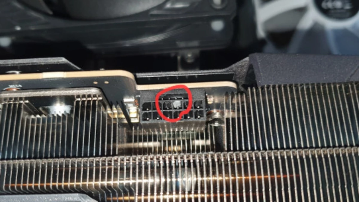 Кабель питания 16-pin для RTX 4090 оплавился с обеих сторон Кабель питания 16-pin для RTX 4090 оплавился с обеих сторон