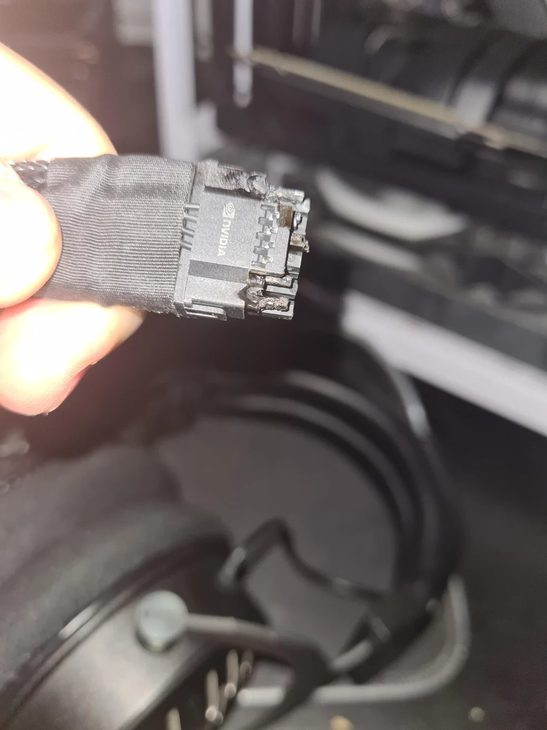 Коннекторы питания NVIDIA RTX 4090 могут загораться Коннекторы питания NVIDIA RTX 4090 могут загораться