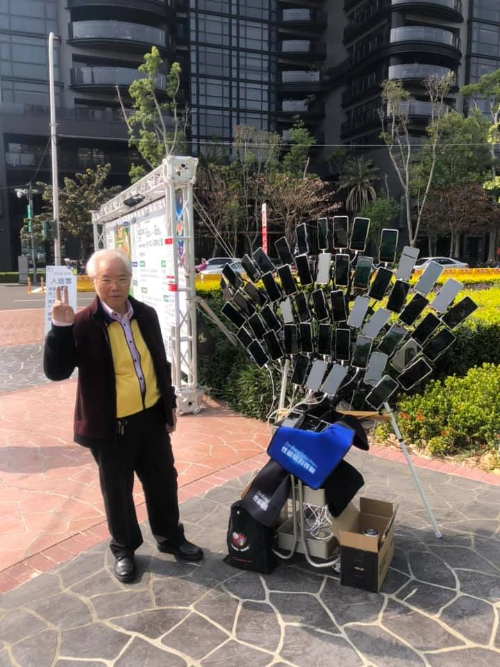 Когда 45 смартфонов мало: 71-летний тайванец теперь играет в Pokemon GO с 67 устройств Когда 45 смартфонов мало: 71-летний тайванец теперь играет в Pokemon GO с 67 устройств