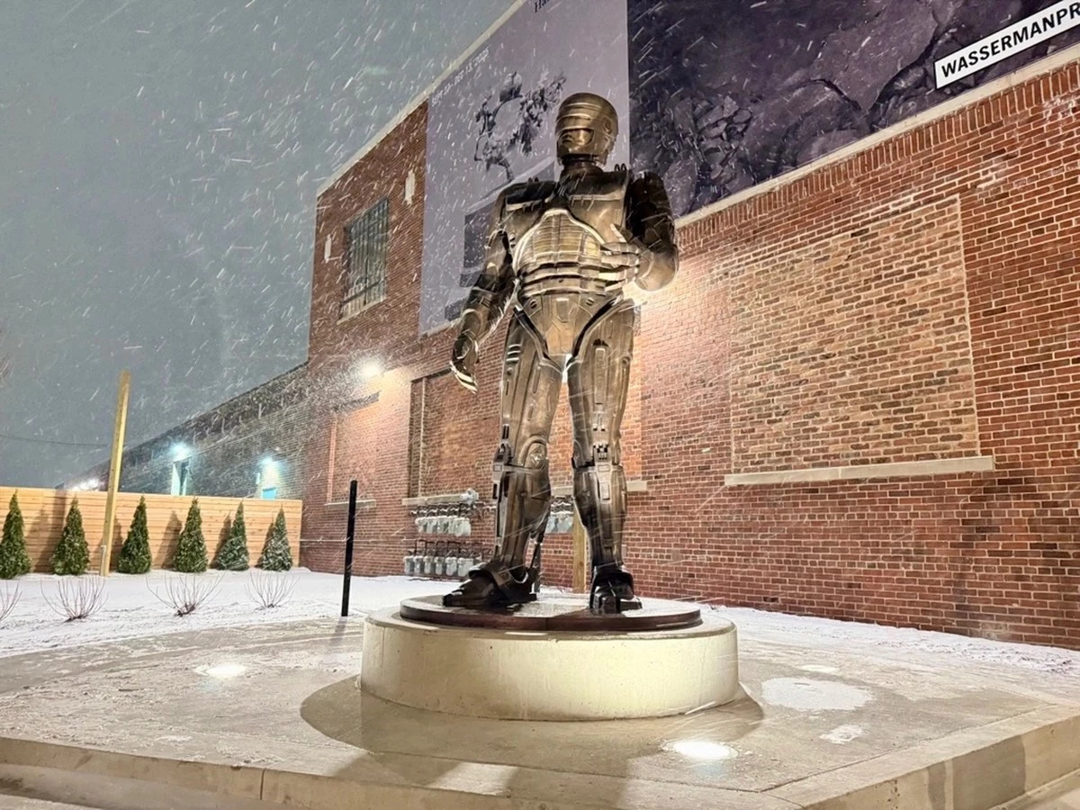 В Детройте установили бронзовую статую Робокопа В Детройте установили бронзовую статую Робокопа