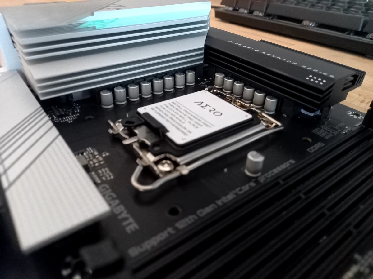 Обзор материнской платы GIGABYTE Z690 AERO G Обзор материнской платы GIGABYTE Z690 AERO G