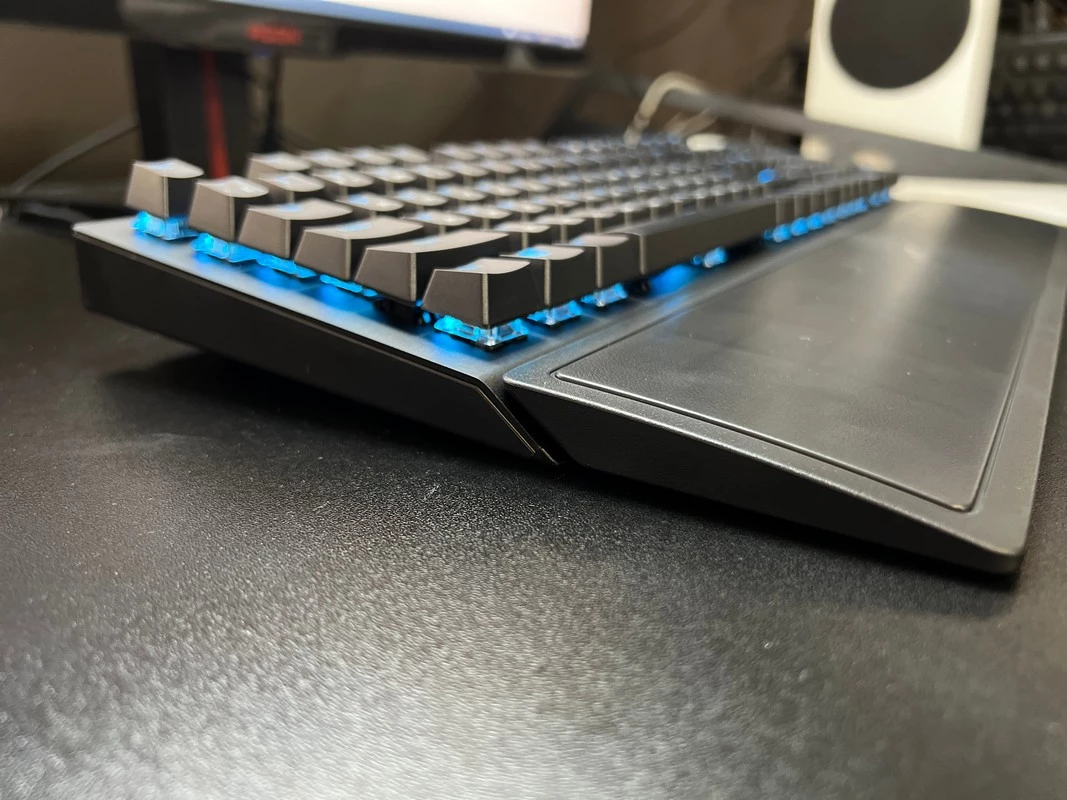 Обзор игровой клавиатуры Razer BlackWidow V3 (Yellow Switch) Обзор игровой клавиатуры Razer BlackWidow V3 (Yellow Switch)