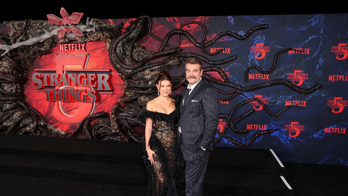 Первые пять минут финала «Очень странных дел», Браун и Харбор веселились на премьере вместе