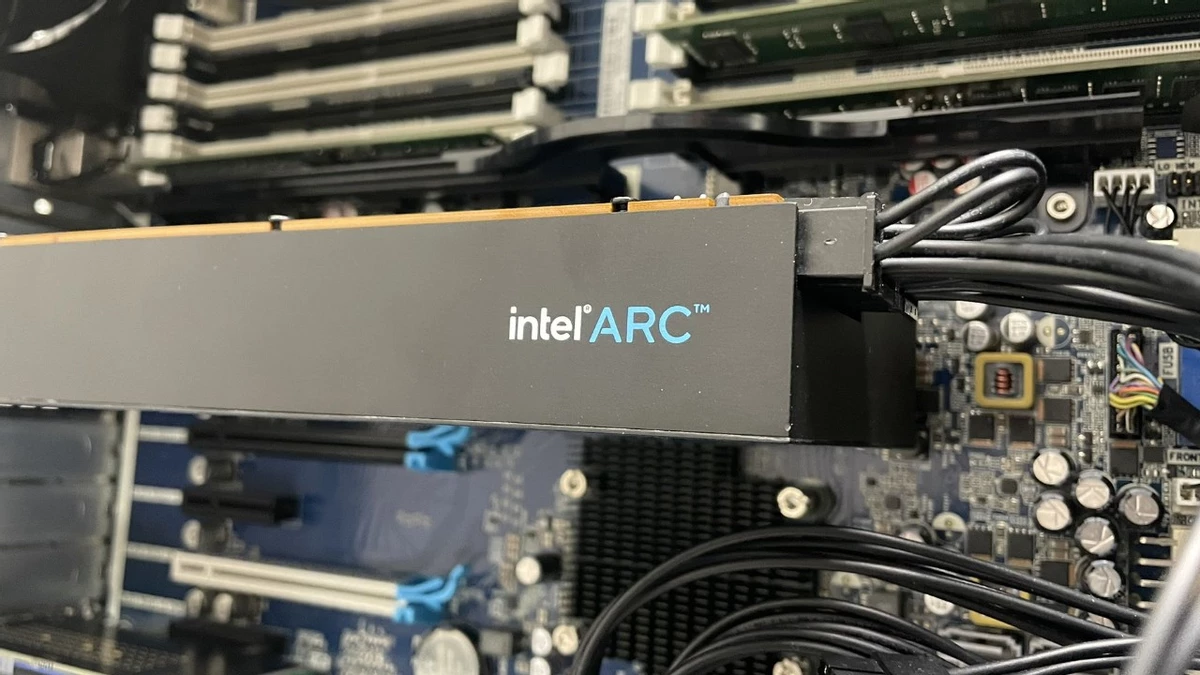 В сети засветилась видеокарта Intel ARC A750 с 512-битной шиной памяти и 16 Гб GDDR6 В сети засветилась видеокарта Intel ARC A750 с 512-битной шиной памяти и 16 Гб GDDR6