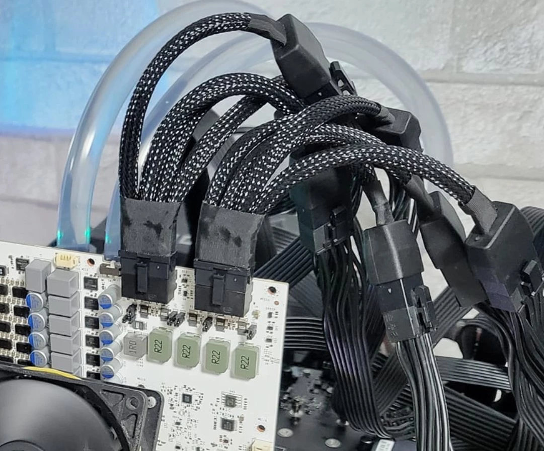 Новая NVIDIA RTX Titan с двумя 16-pin на свежих рендерах Новая NVIDIA RTX Titan с двумя 16-pin на свежих рендерах