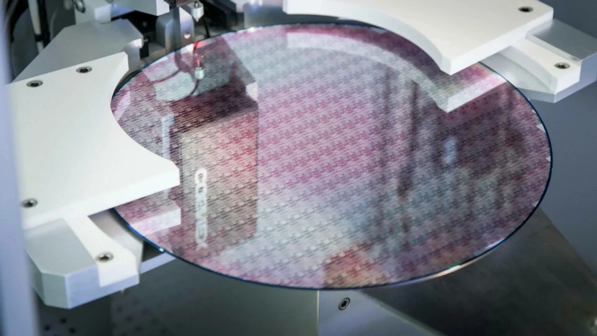 Новый завод в России начнет выпускать миллион кремниевых пластин в год 