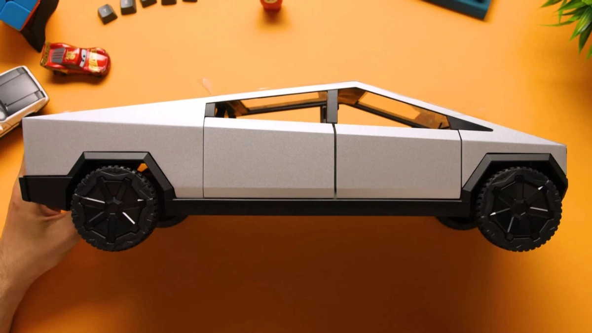 Tesla Cybertruck, но маленький и ПК Tesla Cybertruck, но маленький и ПК