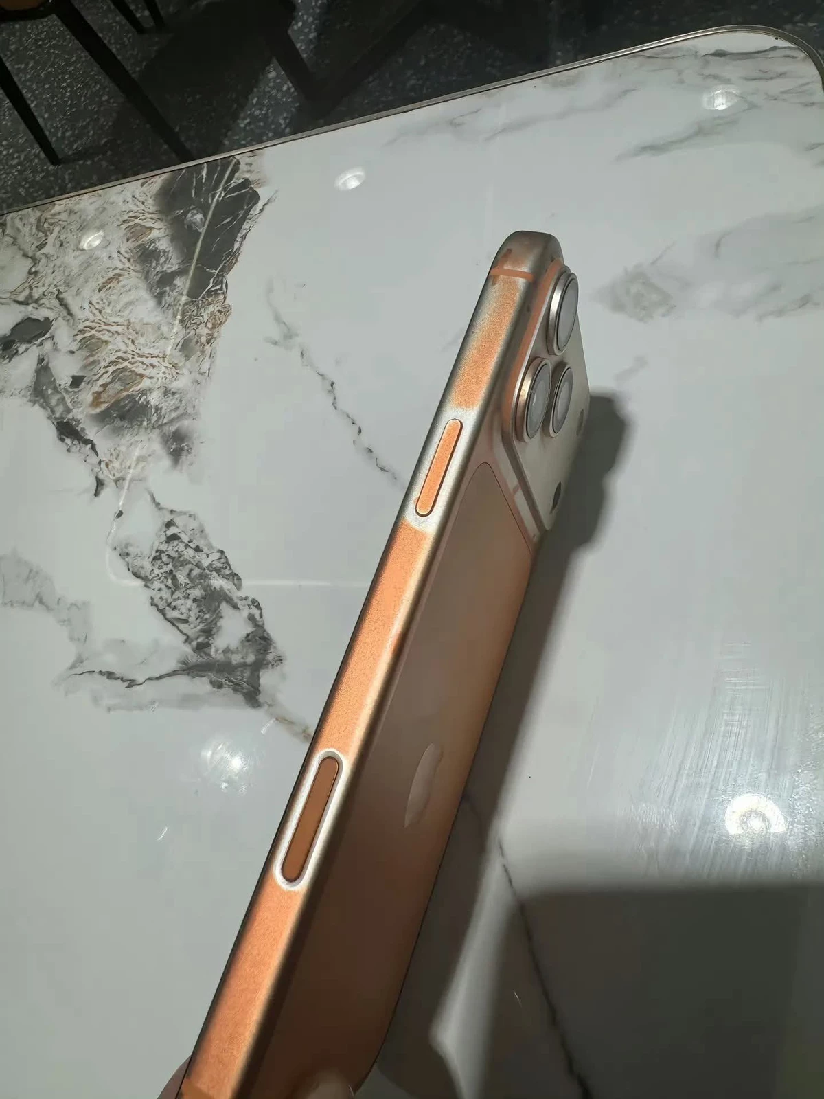 Влажные салфетки удалили краску с iPhone 17 Pro Max