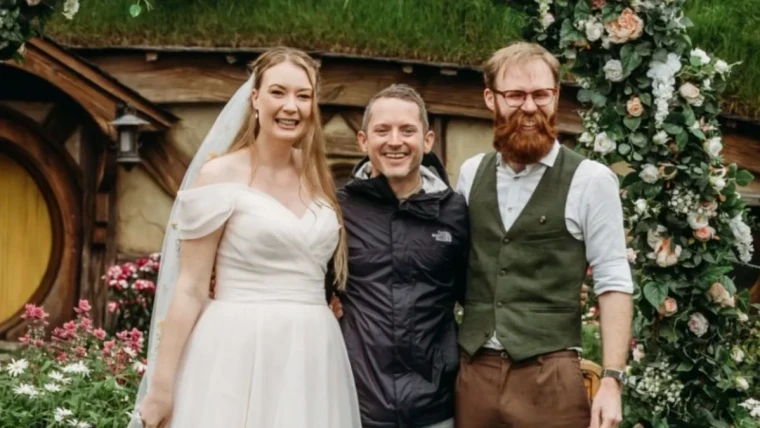 Элайджа Вуд неожиданно посетил свадьбу в Хоббитоне Элайджа Вуд неожиданно посетил свадьбу в Хоббитоне