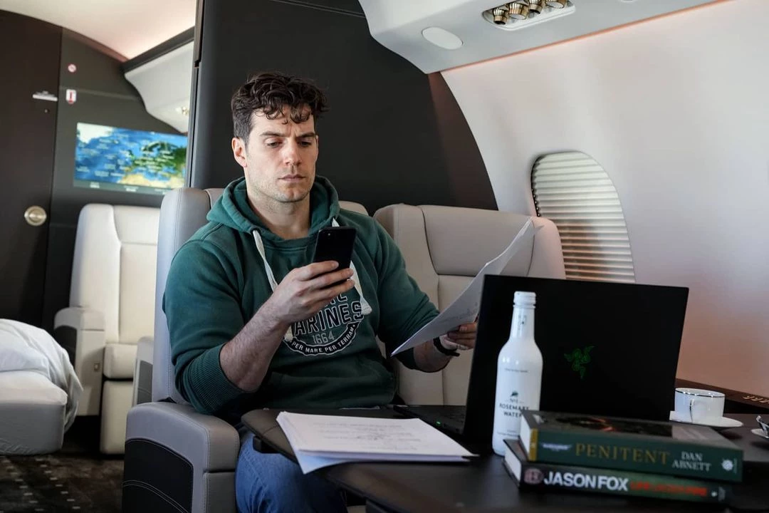 Тизер или просто фото? Генри Кавилл летит в США с ноутбуком Razer и романом Дэна Абнетта по Warhammer 40,000 Тизер или просто фото? Генри Кавилл летит в США с ноутбуком Razer и романом Дэна Абнетта по Warhammer 40,000