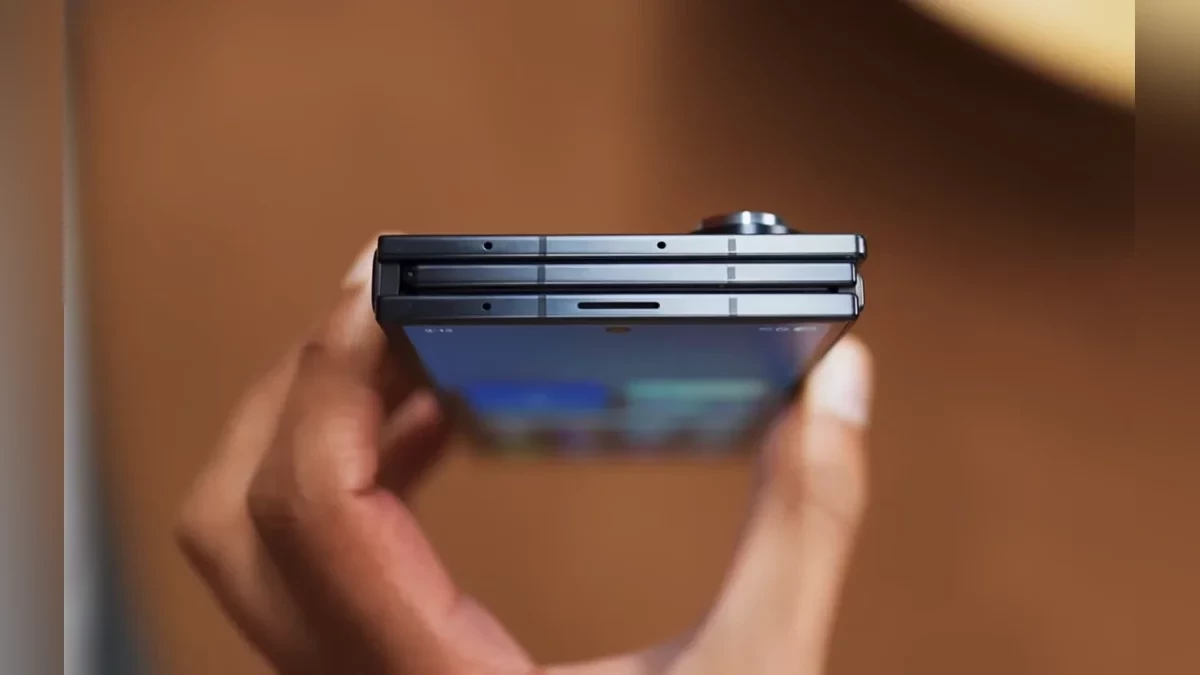 Samsung представила Galaxy Z TriFold — первый флагманский смартфон с двойным сгибанием Samsung представила Galaxy Z TriFold — первый флагманский смартфон с двойным сгибанием