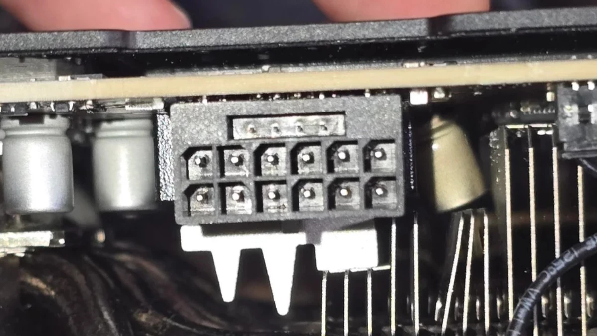 Эта RTX 5090 немного взорвалась, но разъем питания тут не виноват Эта RTX 5090 немного взорвалась, но разъем питания тут не виноват
