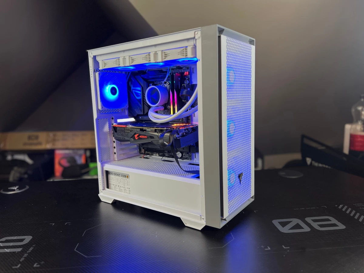 Корпус и СЖО от бренда Zone 51, MELD White ARGB и FLOW 360 ARGB Корпус и СЖО от бренда Zone 51, MELD White ARGB и FLOW 360 ARGB
