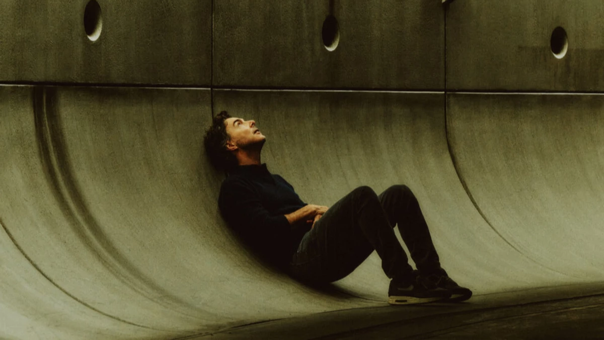 Том Круз прилетел на вертолете, пожертвовал туфлями и снял дуэль на световых мечах для «Звездных войн: Звездный истребитель»