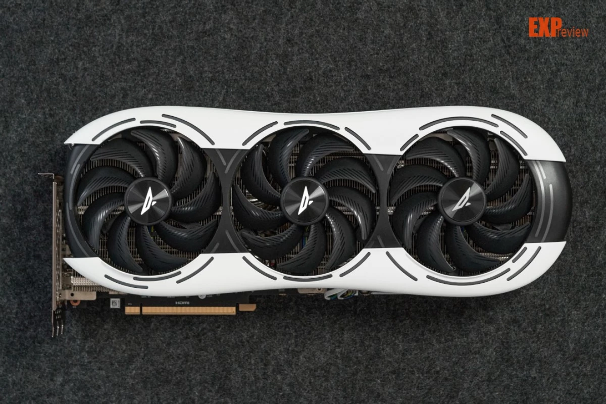 ZOTAC сделали самую длинную видеокарту на данный момент. Это RTX 4090D ZOTAC сделали самую длинную видеокарту на данный момент. Это RTX 4090D