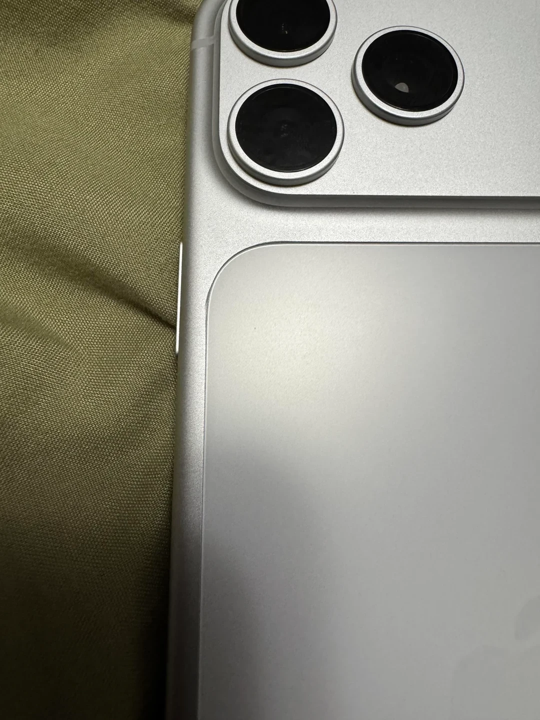 iPhone 17 Pro Max — жалобы на смещение заднего стекла и проблемы с контролем качества iPhone 17 Pro Max — жалобы на смещение заднего стекла и проблемы с контролем качества