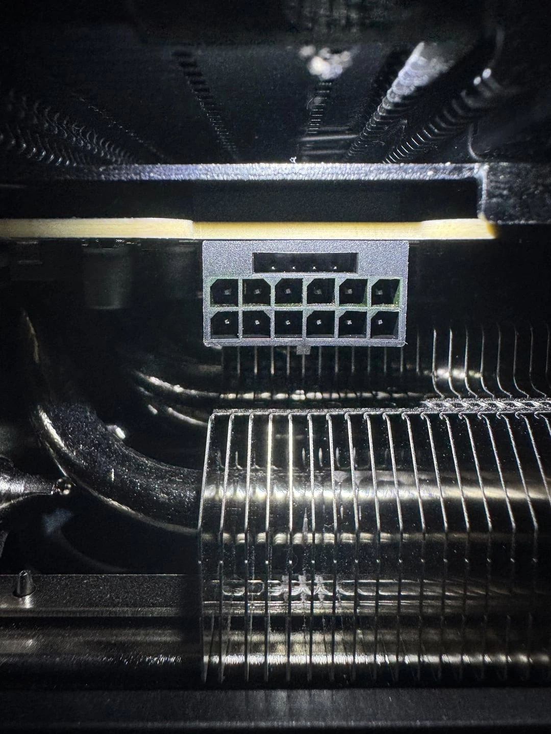 Особый коннектор 16-pin от MSI тоже не выдержал напор RTX 5090 и сгорел Особый коннектор 16-pin от MSI тоже не выдержал напор RTX 5090 и сгорел
