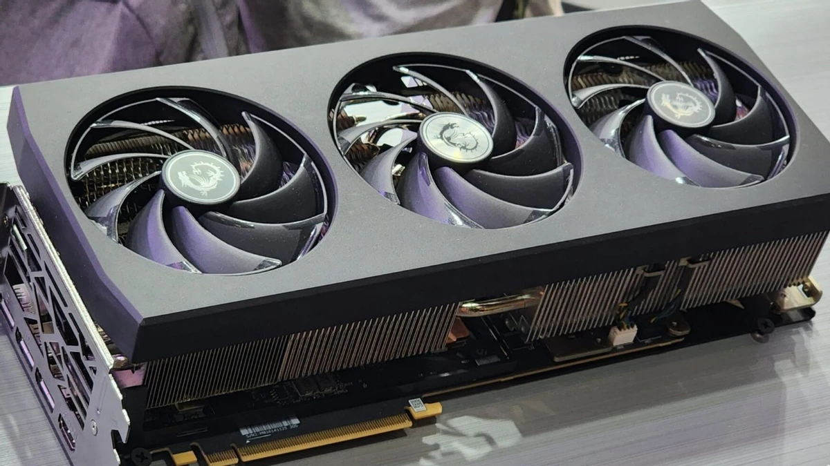 Огромная NVIDIA RTX 4090 Ti на свежих фото Огромная NVIDIA RTX 4090 Ti на свежих фото