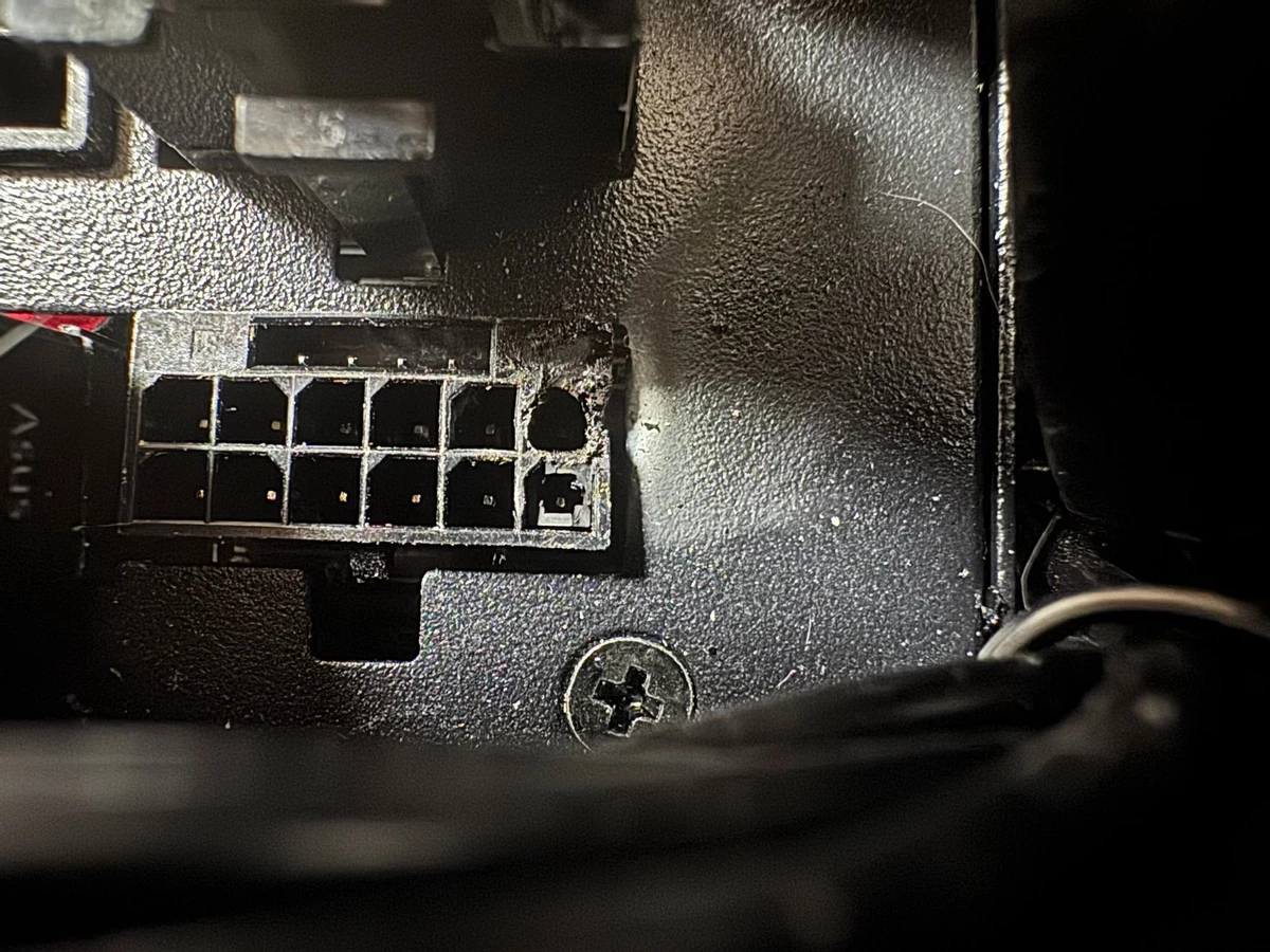 Не опять, а снова — коннекторы на RTX 5090 FE плавятся, а ведь это безопасные 12V-2X6 Не опять, а снова — коннекторы на RTX 5090 FE плавятся, а ведь это безопасные 12V-2X6