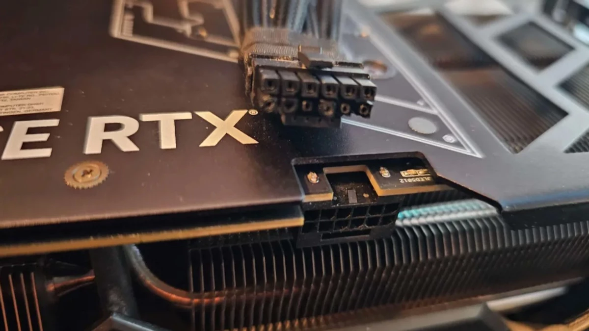 Коннектор питания на NVIDIA RTX 4090 оплавился спустя год использования Коннектор питания на NVIDIA RTX 4090 оплавился спустя год использования