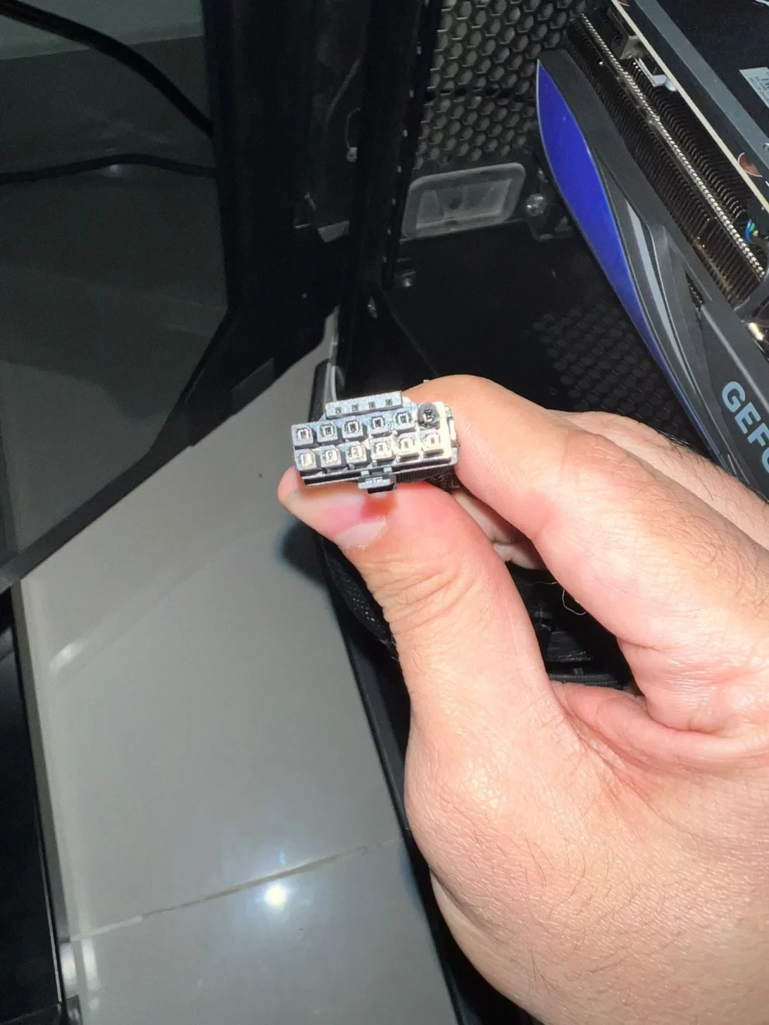 Нормально подключенный адаптер питания NVIDIA RTX 4090 тоже может сгореть Нормально подключенный адаптер питания NVIDIA RTX 4090 тоже может сгореть