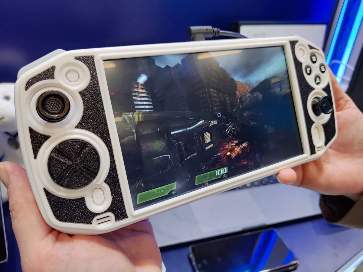 Диво: компания Fplus представила российскую портативную игровую консоль — угадайте, в чем секрет? Диво: компания Fplus представила российскую портативную игровую консоль — угадайте, в чем секрет?