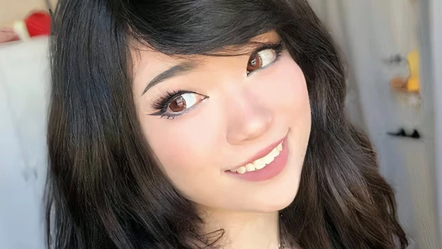 Катастрофа на TwitchCon: популярная косплеерша и стримерша Emiru подверглась насилию от безумного фаната прямо на сцене