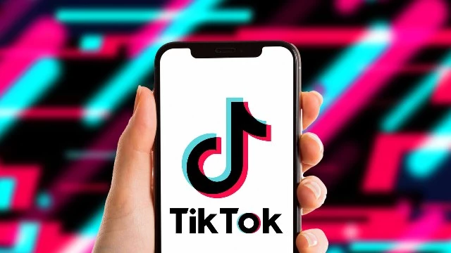 Еврокомиссия обвинила TikTok в нарушении цифрового законодательства из‑за «вызывающего зависимость дизайна»