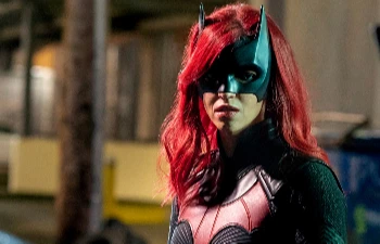 The CW променял белую лесбиянку на черную бисексуалку*: трейлер «Бэтвумен»